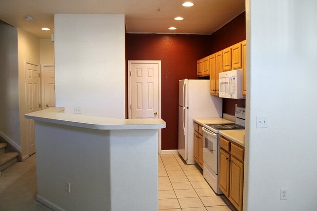 Building Photo - Spacious Fort Collins Townhouse Near Great...