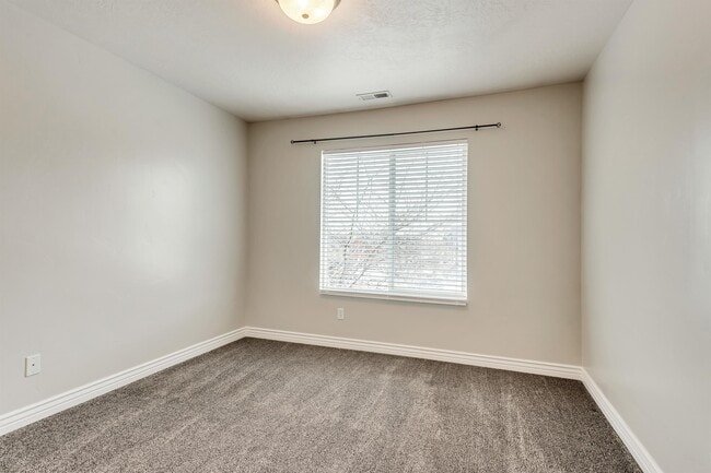 Building Photo - 952 W 270 S