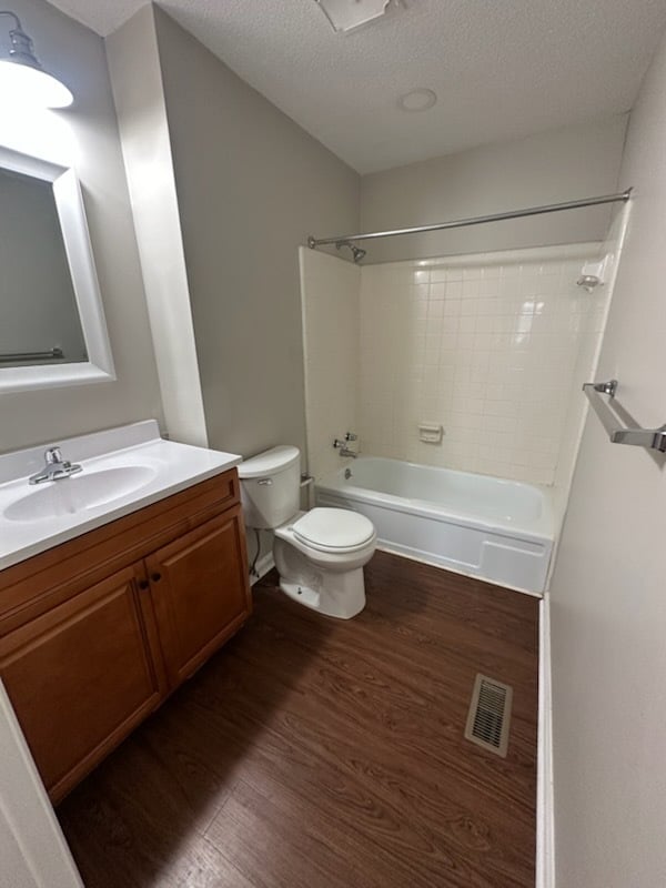 Foto del edificio - 102 Country Club Dr