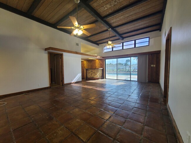 Building Photo - 330 SE 15th Ave