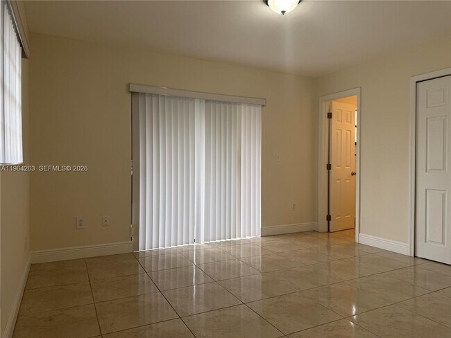 Foto del edificio - 6085 W Flagler St