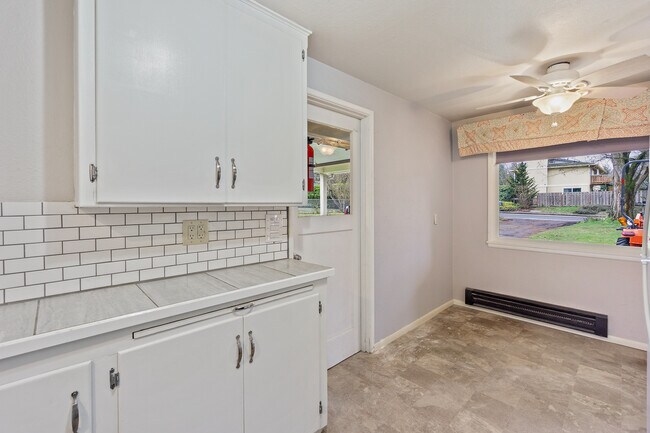 Building Photo - 4203 Sunset Dr W