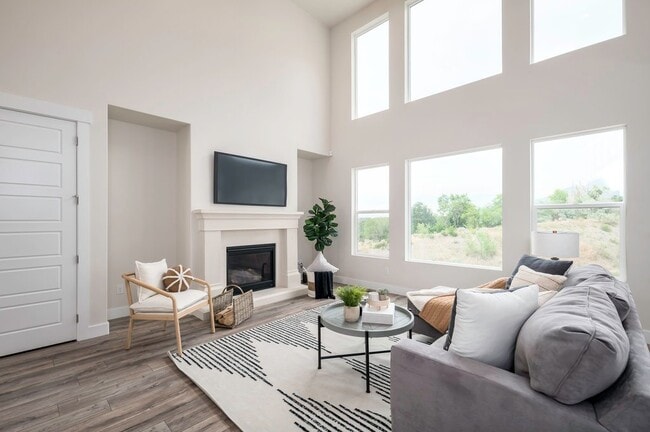 Building Photo - 711 Summit Dr