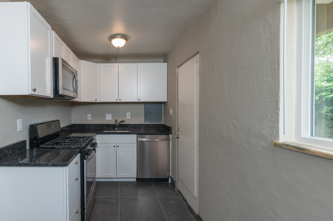 Building Photo - 464 E Norwich Ave