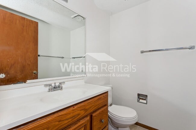 Building Photo - 2305 S White Oak Dr