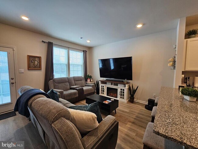 Building Photo - 33 Alexander Wy