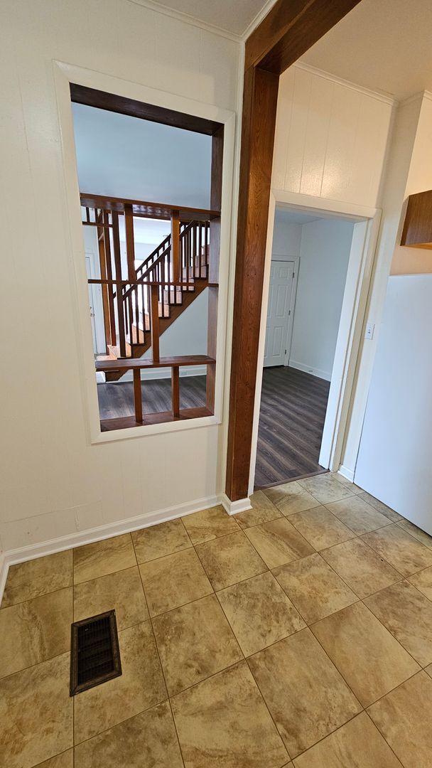 Building Photo - 3 Bedroom Duplex!