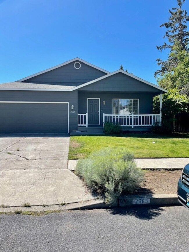 Building Photo - Charming 3-Bedroom Home with Open Layout & Fenced Yard!