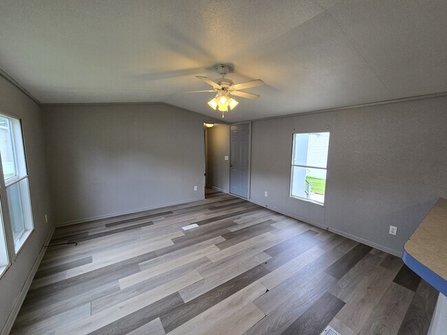 Building Photo - 700 W Ridgeway Ave
