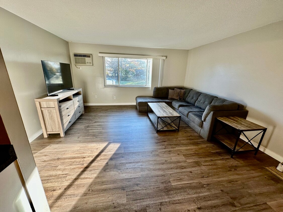 Primary Photo - 1637 S Riverside Ave