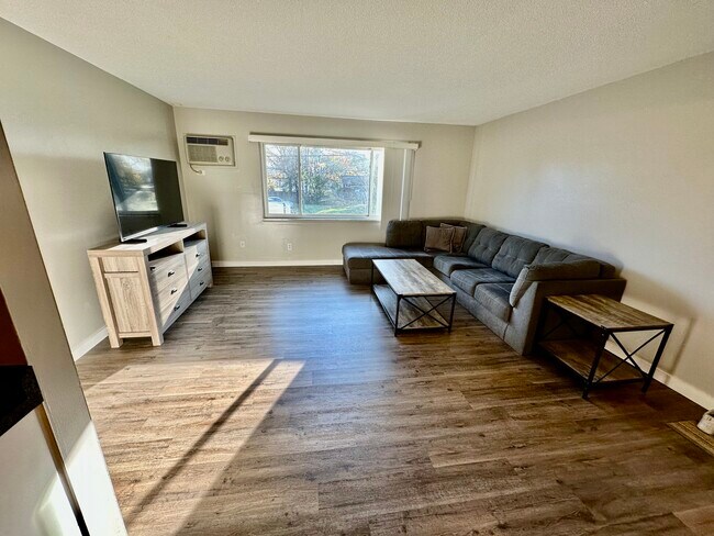 Building Photo - 1637 S Riverside Ave