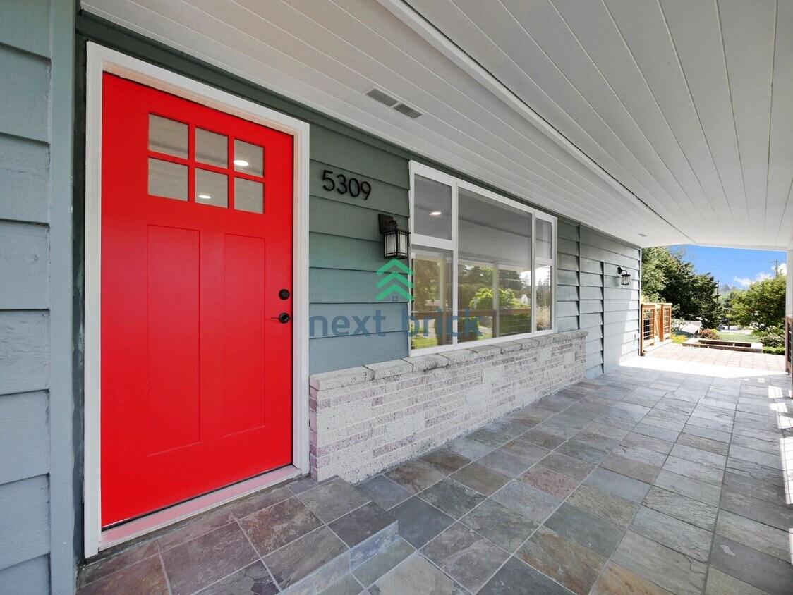 Foto principal - 4 Bed and 2 Bath Single-family Home Availa...