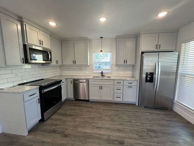 Building Photo - PRE-LEASING Newer 2 story home near Downtown Fayetteville