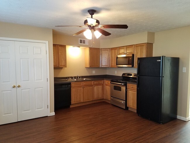 Building Photo - Clean Townhome in Hampton