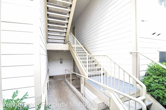 Building Photo - 2 br, 1 bath House - 16410 36th Ave W #D104
