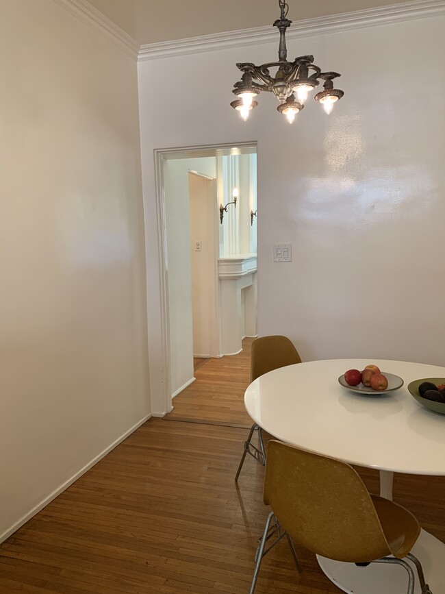 102 Diningroom - 520 N Rossmore Ave