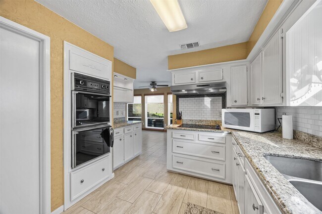 Building Photo - 21422 Park Willow Dr