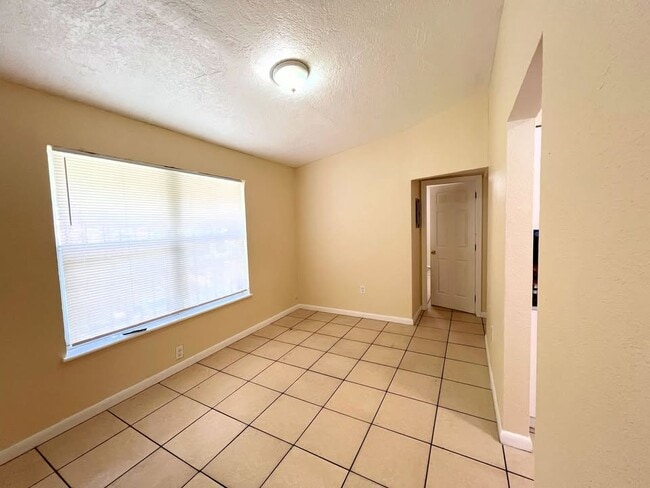 Sala de estar - 1131 NW 58th Ter