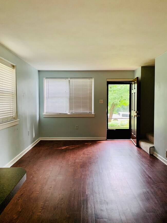 Building Photo - Nicely Updated 2 Bedroom, 1 Bath Townhome....