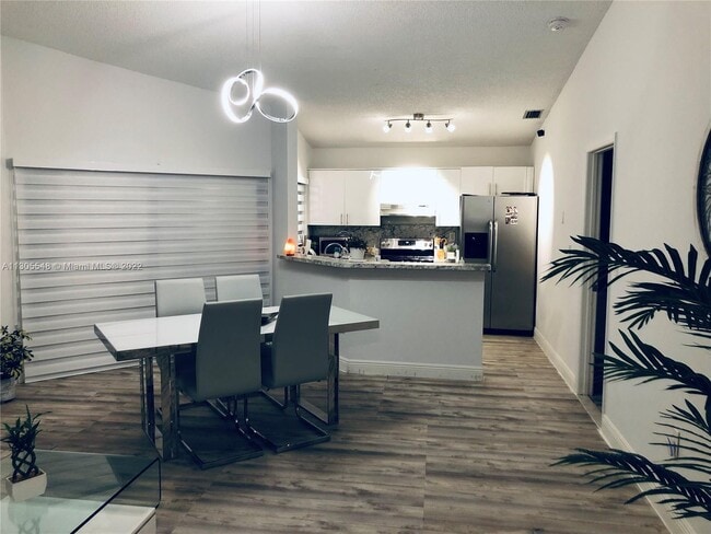Building Photo - 2200 San Remo Cir