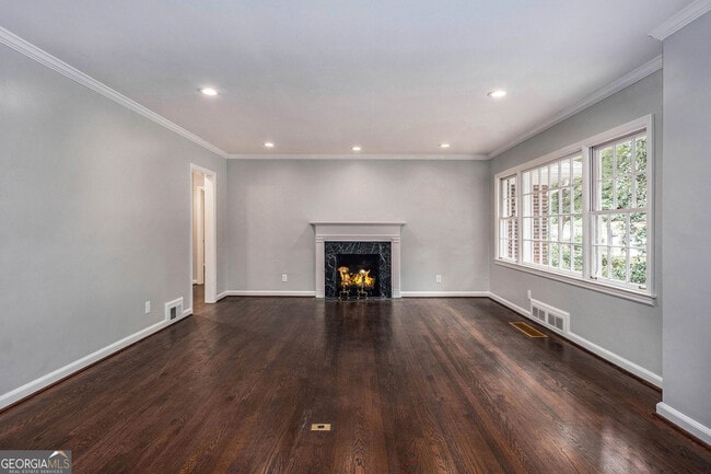 Building Photo - 388 Lakemoore Dr NE