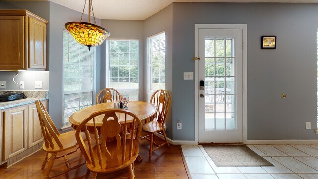 Comedor - 13500 Walkers Creek Dr