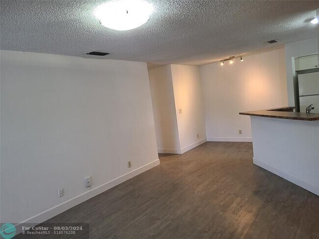 Foto del edificio - 3330 Pinewalk Dr N
