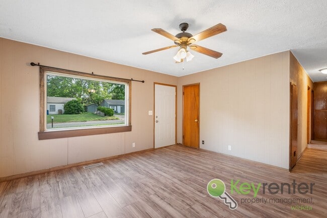 Building Photo - Cute 3 bedroom house near shopping, restau...