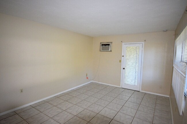 Foto del edificio - Newer flooring  3/1 off Palm Beach Blvd