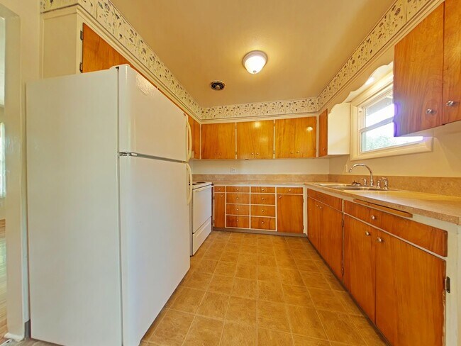 Foto del edificio - 2 Bedroom House ~ Close to Campus ~ Pet Fr...