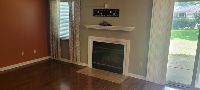 Building Photo - Knoxville 37923 - 2 bedroom 2.5 bath townh...