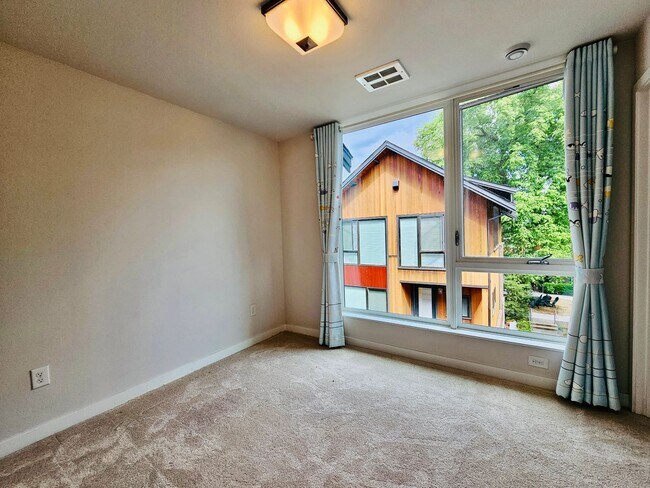 Building Photo - Great townhome For Rent