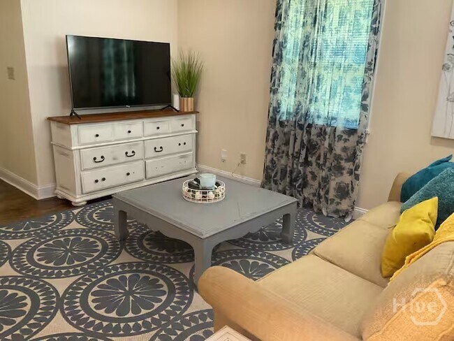 Building Photo - 1827 Greenville St