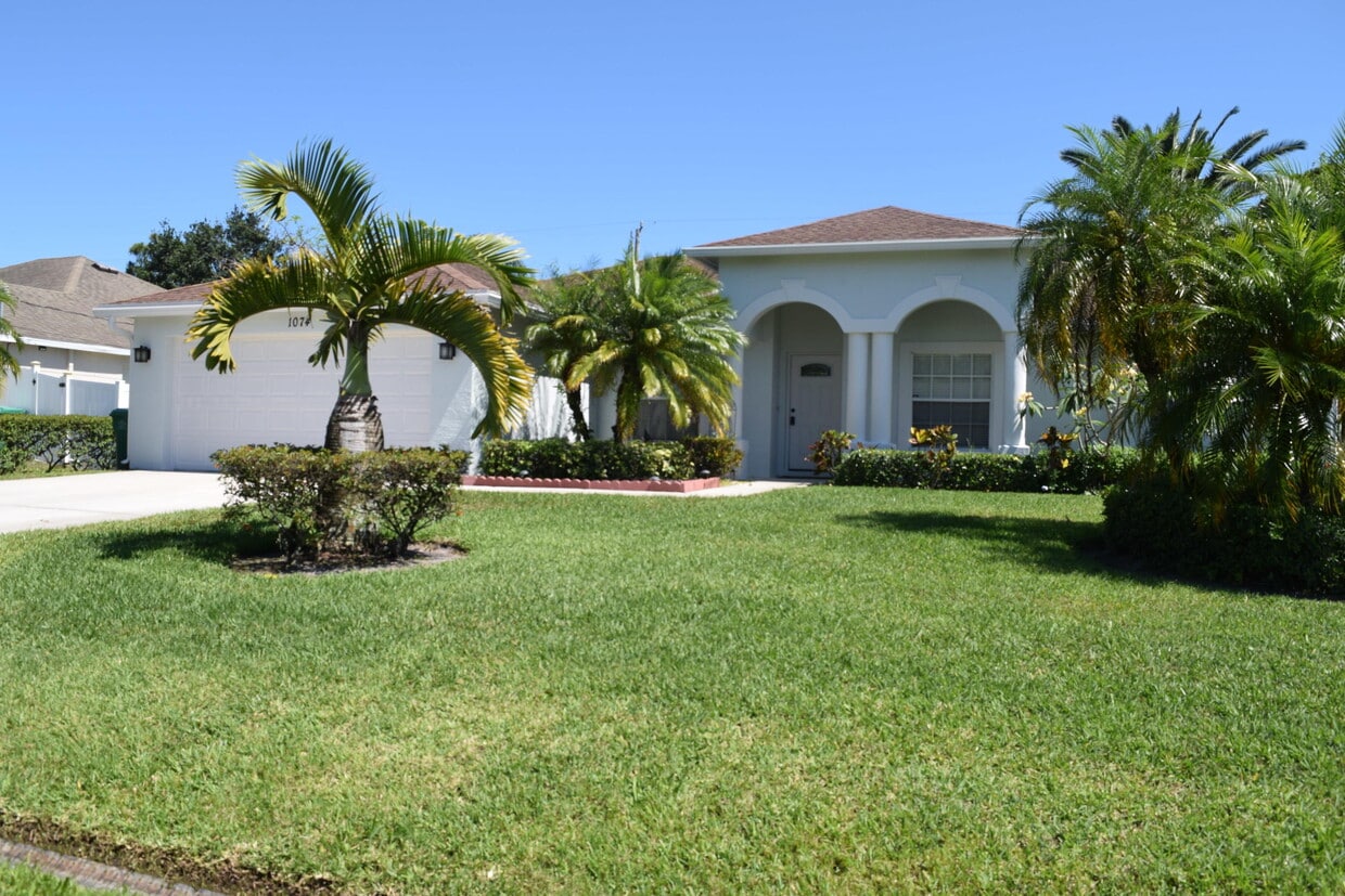 Primary Photo - 1074 SW Janar Ave