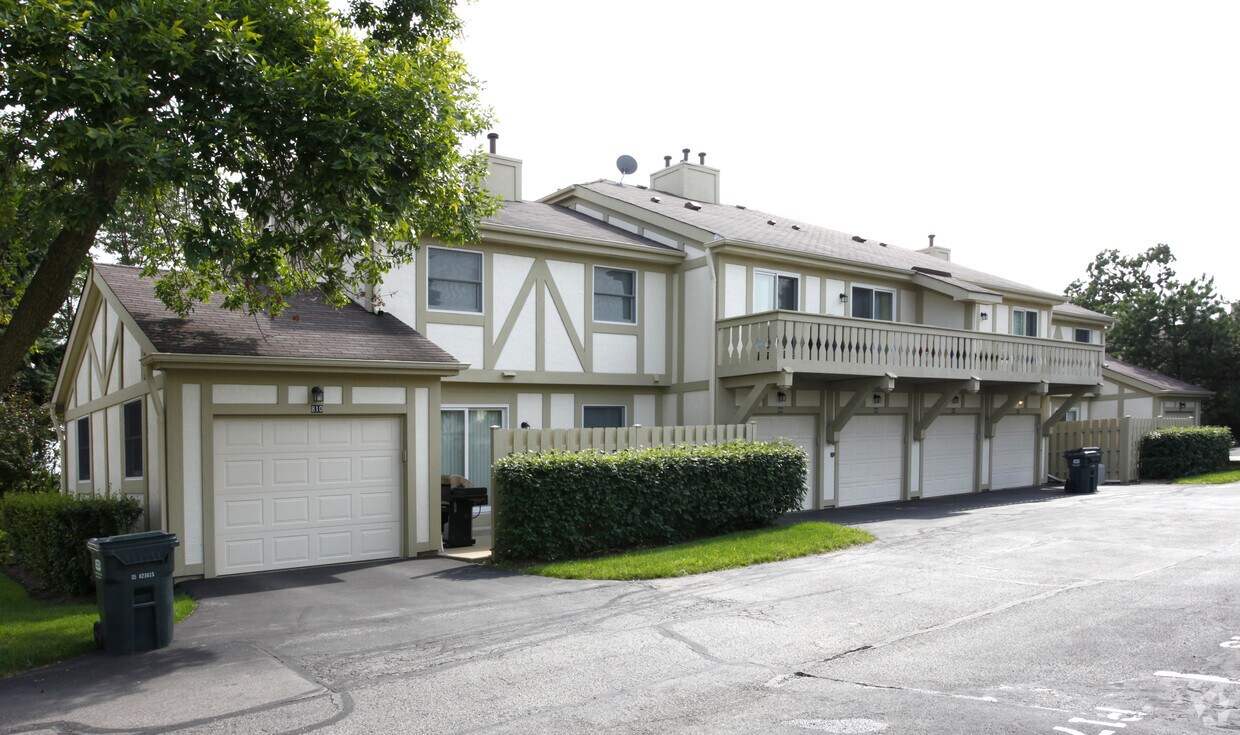 830 Queens Cv, Barrington, IL 60010 Apartments in Barrington, IL