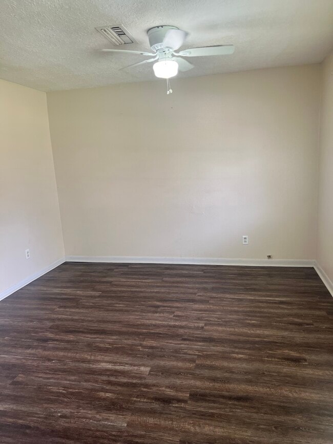 Foto del edificio - 375 Littlejohn Dr