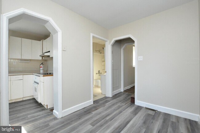 Building Photo - 526 Lakehurst Rd