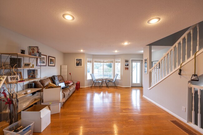 Foto del edificio - Two bedroom + Bonus room in Vancouver - View