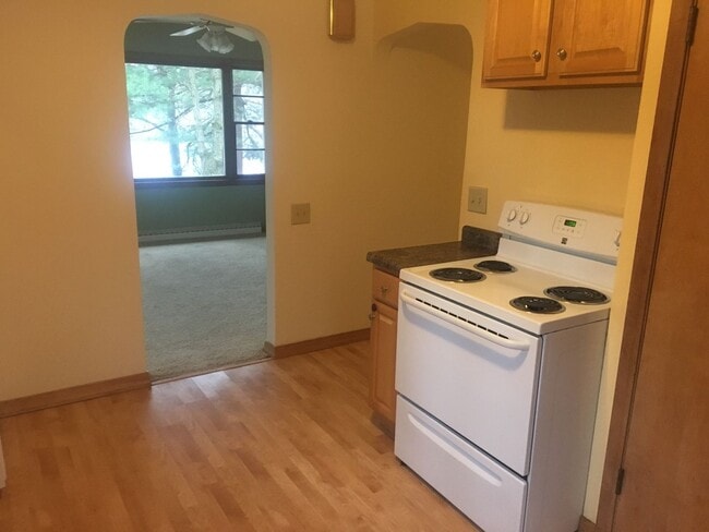 Building Photo - 3320 Riverview Dr