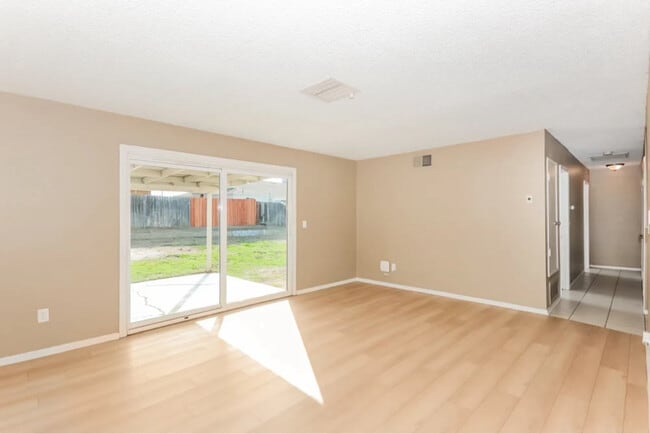 Building Photo - 10270 Hole Ave