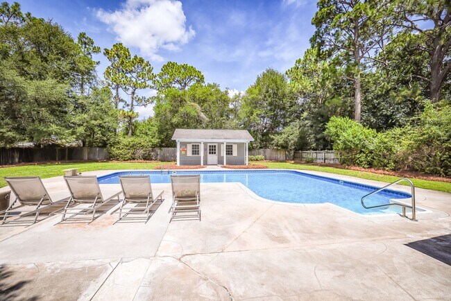 Building Photo - SHORT TERM LEASE ONLY! Fully Furnished Wil...