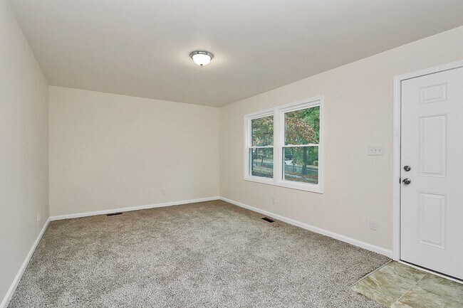 Building Photo - Updated 3 Bedroom Home with Modern Finishes