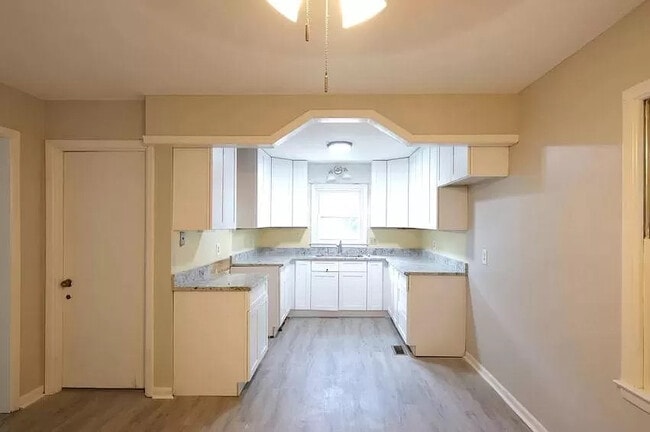 Building Photo - Room in House on Danforth Rd SW