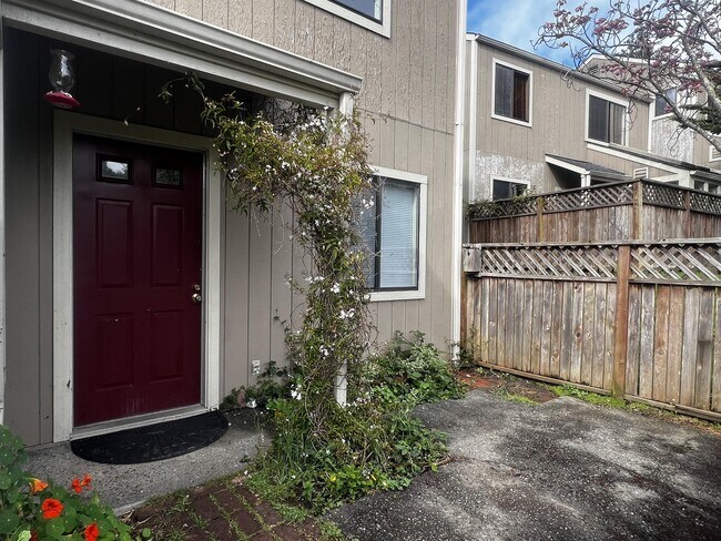 Foto del edificio - 674 Hidden Creek Rd