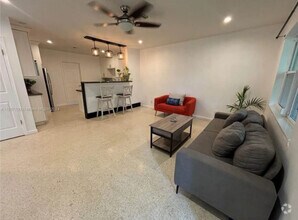 Building Photo - 842 SW 12th Ct
