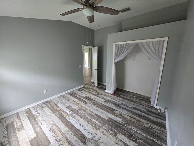 Foto del edificio - 1124 Lumsden Pointe Blvd