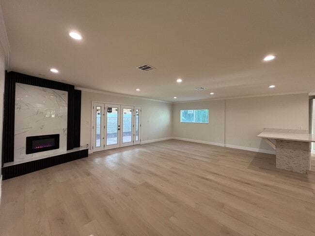 Building Photo - Upgraded + freshly prepped 3+2.5 in Granad...