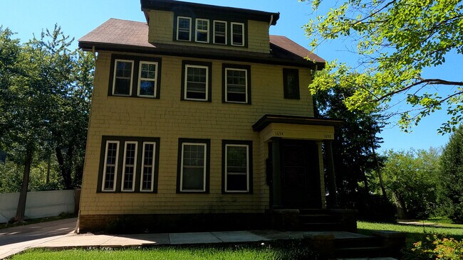 Foto del edificio - 1652 Hillcrest Rd