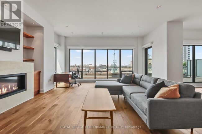 Building Photo - 90 George St