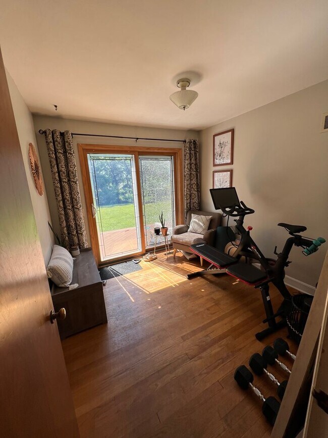 Building Photo - 587 Glen Dr